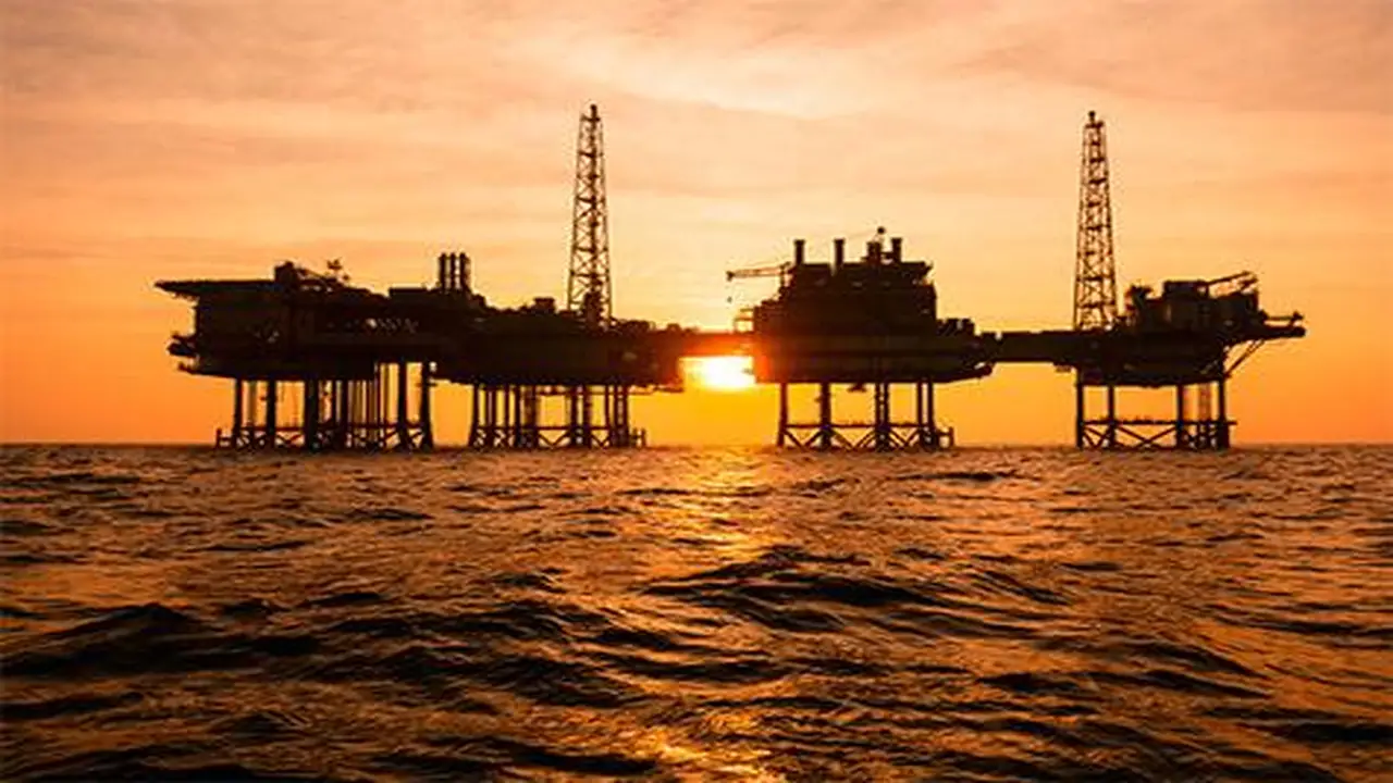 أسعار النفط تتحول للصعود وسط استمرار اضطرابات الإمدادات في منطقة الشرق الأوسط